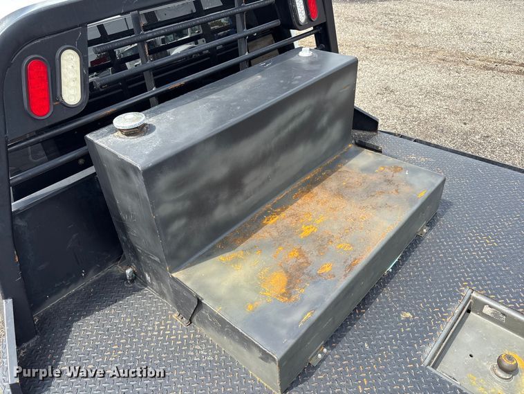 image for item EG8980 2017 Ford F550 Super Duty Crew Cab flatbed truck