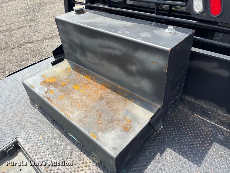 image for item EG8980 2017 Ford F550 Super Duty Crew Cab flatbed truck