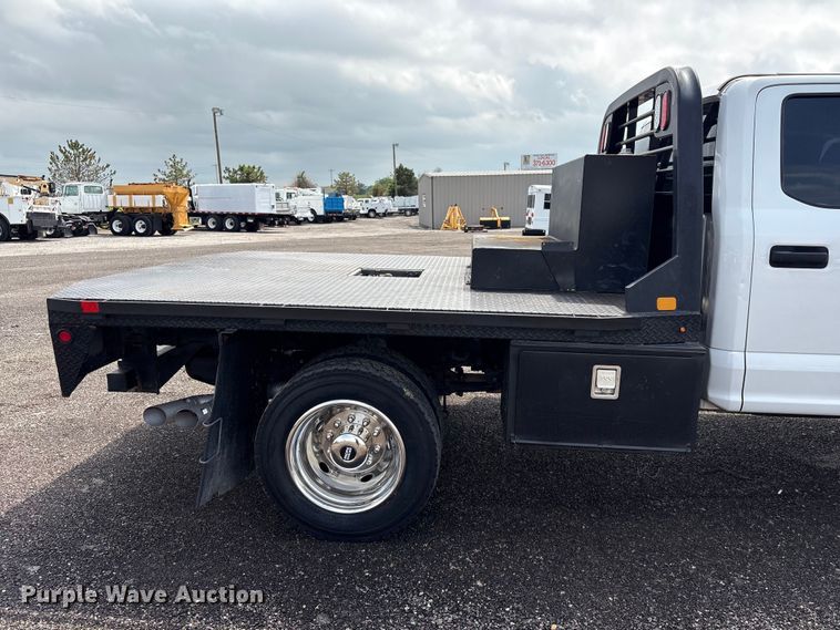 image for item EG8980 2017 Ford F550 Super Duty Crew Cab flatbed truck