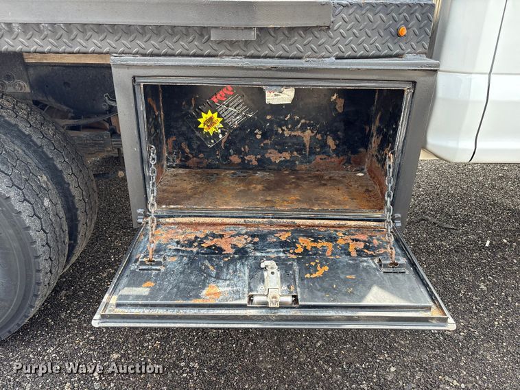 image for item EG8980 2017 Ford F550 Super Duty Crew Cab flatbed truck