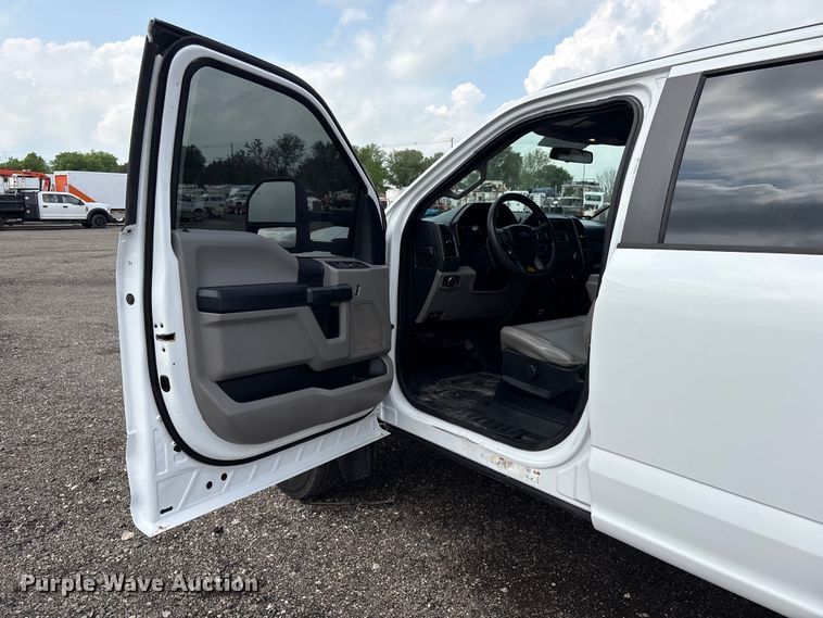 image for item EG8980 2017 Ford F550 Super Duty Crew Cab flatbed truck