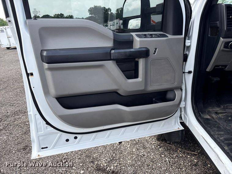 image for item EG8980 2017 Ford F550 Super Duty Crew Cab flatbed truck