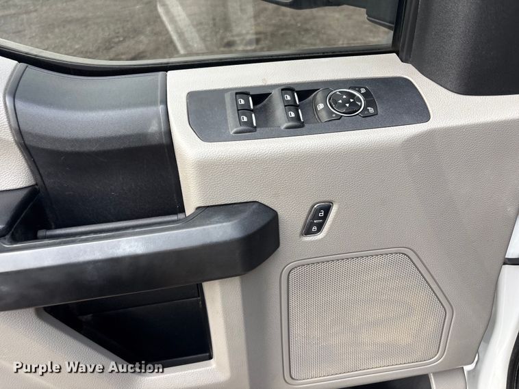 image for item EG8980 2017 Ford F550 Super Duty Crew Cab flatbed truck