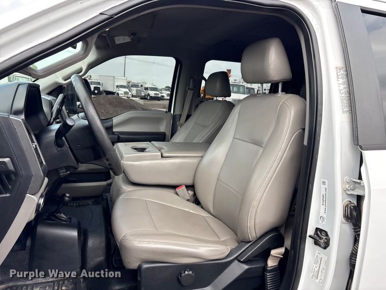 image for item EG8980 2017 Ford F550 Super Duty Crew Cab flatbed truck