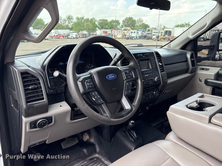 image for item EG8980 2017 Ford F550 Super Duty Crew Cab flatbed truck