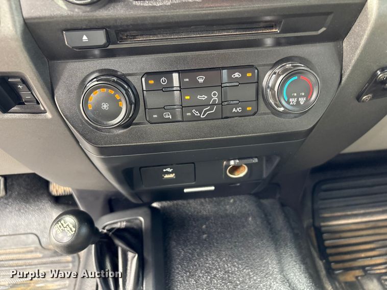 image for item EG8980 2017 Ford F550 Super Duty Crew Cab flatbed truck