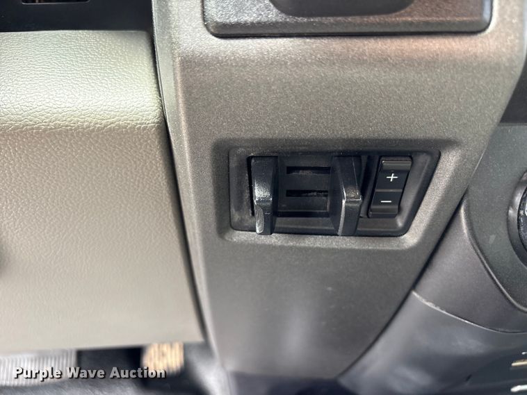 image for item EG8980 2017 Ford F550 Super Duty Crew Cab flatbed truck