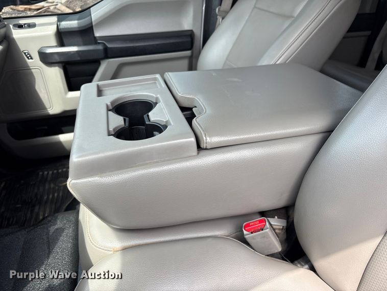 image for item EG8980 2017 Ford F550 Super Duty Crew Cab flatbed truck