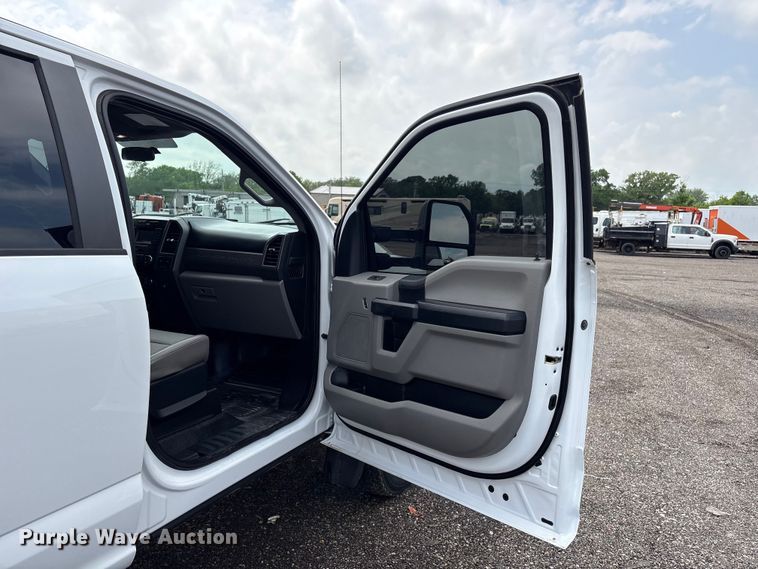 image for item EG8980 2017 Ford F550 Super Duty Crew Cab flatbed truck