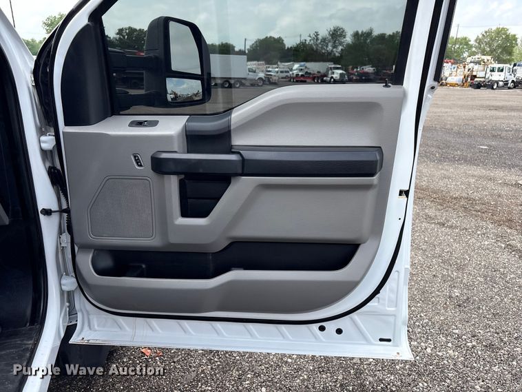 image for item EG8980 2017 Ford F550 Super Duty Crew Cab flatbed truck