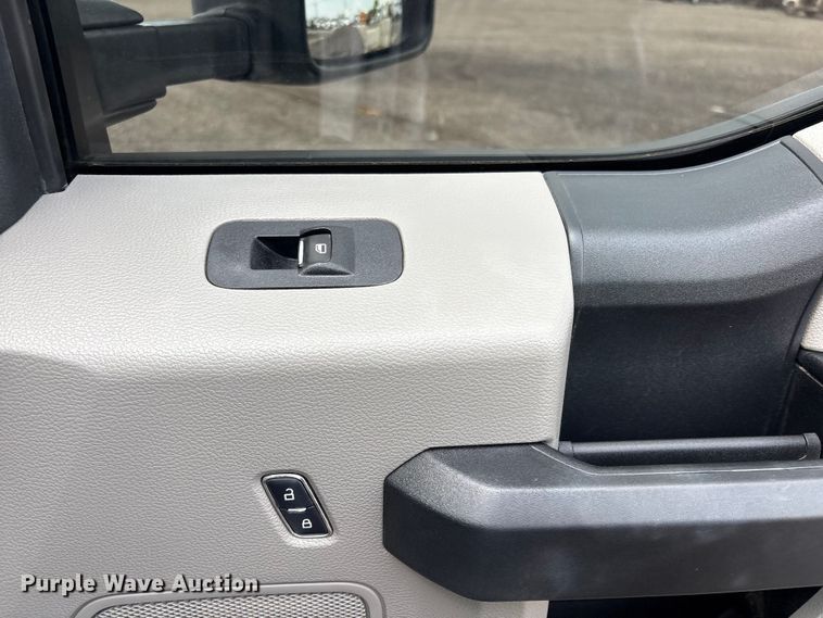 image for item EG8980 2017 Ford F550 Super Duty Crew Cab flatbed truck