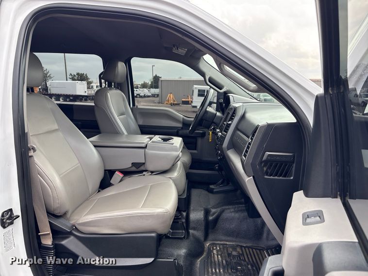 image for item EG8980 2017 Ford F550 Super Duty Crew Cab flatbed truck