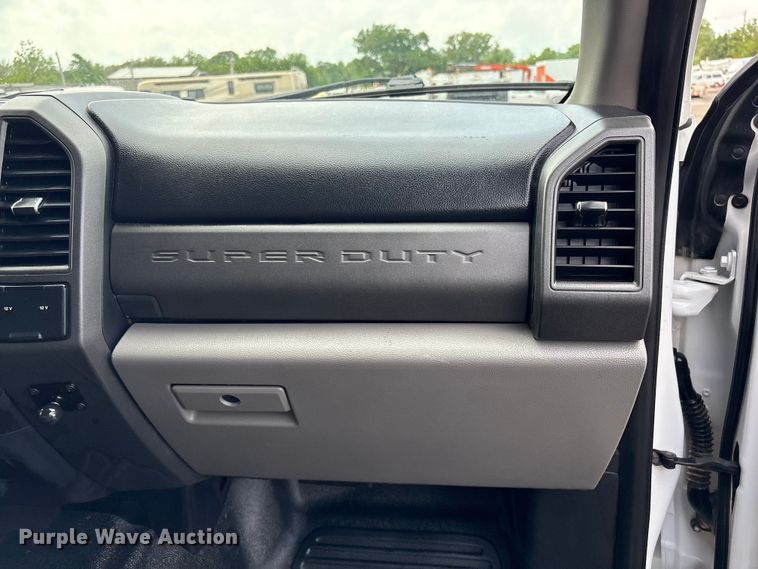 image for item EG8980 2017 Ford F550 Super Duty Crew Cab flatbed truck