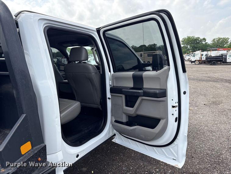 image for item EG8980 2017 Ford F550 Super Duty Crew Cab flatbed truck