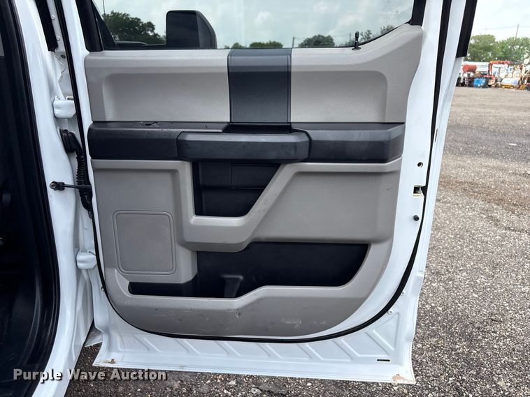 image for item EG8980 2017 Ford F550 Super Duty Crew Cab flatbed truck