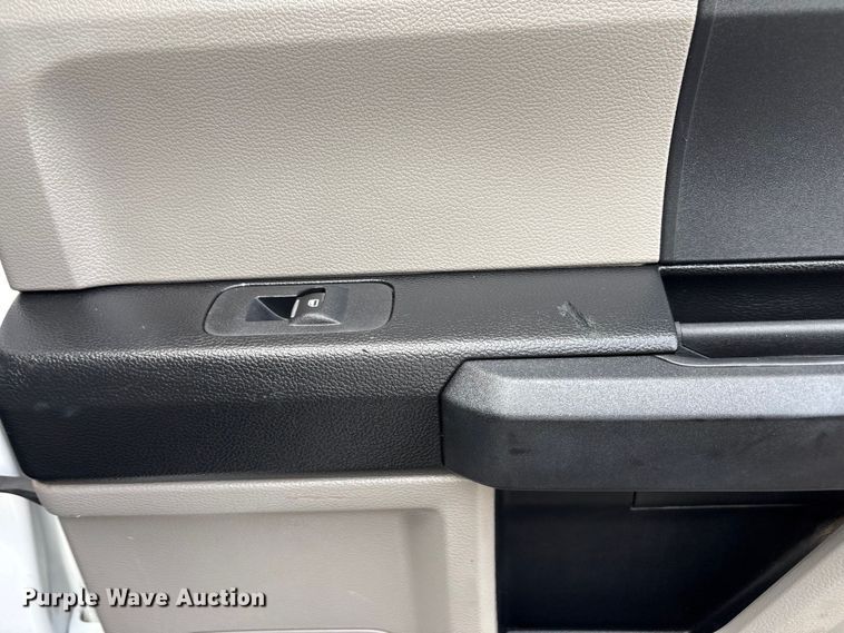 image for item EG8980 2017 Ford F550 Super Duty Crew Cab flatbed truck