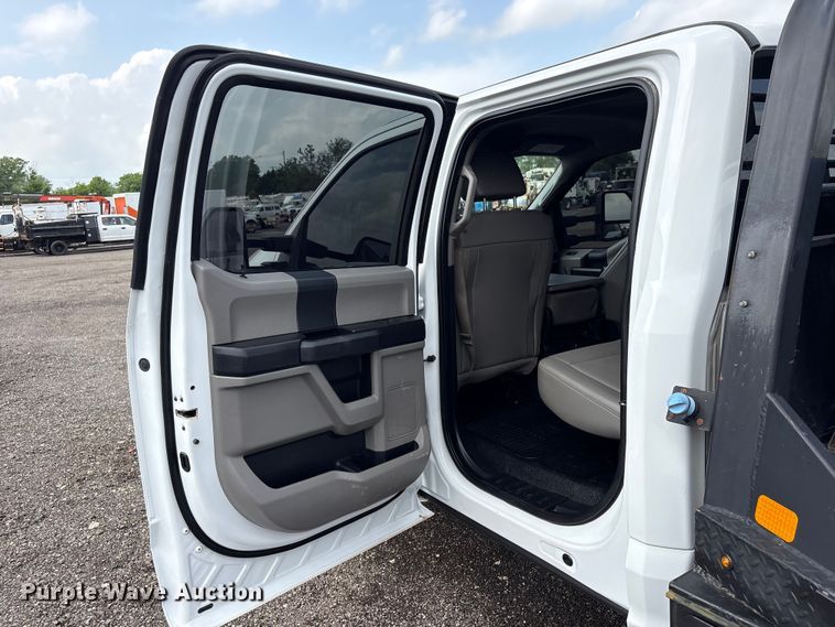 image for item EG8980 2017 Ford F550 Super Duty Crew Cab flatbed truck