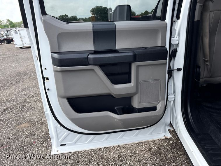 image for item EG8980 2017 Ford F550 Super Duty Crew Cab flatbed truck