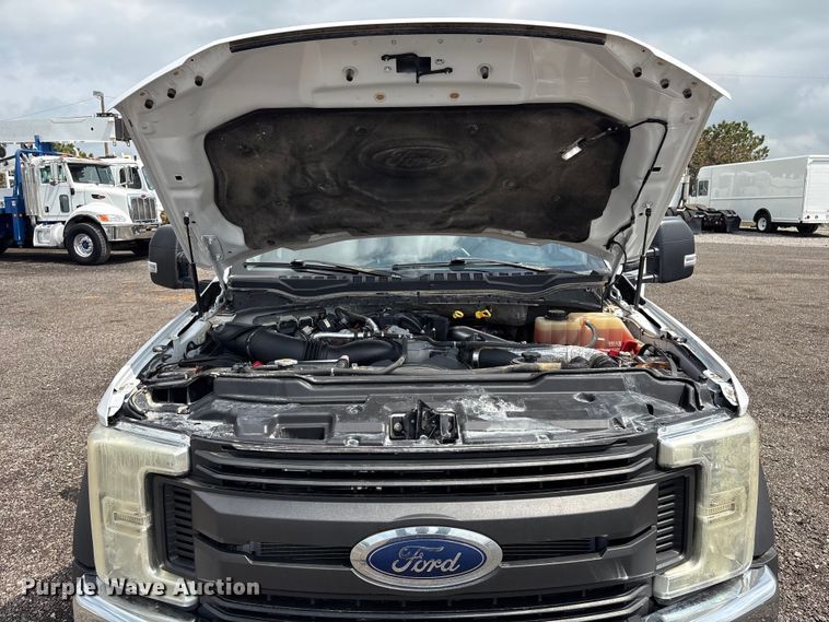 image for item EG8980 2017 Ford F550 Super Duty Crew Cab flatbed truck