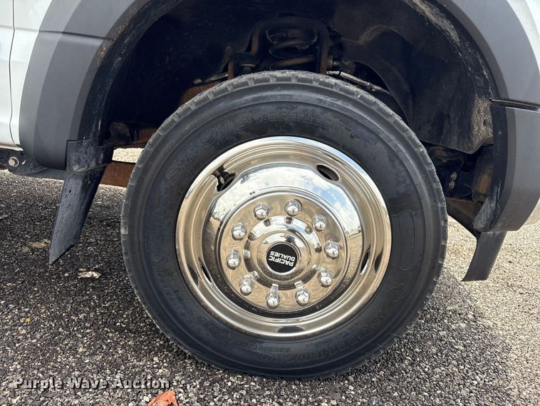 image for item EG8980 2017 Ford F550 Super Duty Crew Cab flatbed truck