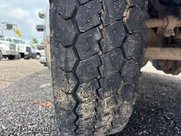 image for item EG8980 2017 Ford F550 Super Duty Crew Cab flatbed truck