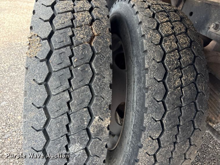 image for item EG8980 2017 Ford F550 Super Duty Crew Cab flatbed truck