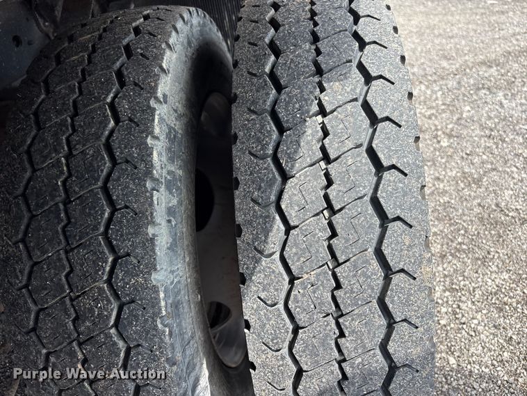 image for item EG8980 2017 Ford F550 Super Duty Crew Cab flatbed truck