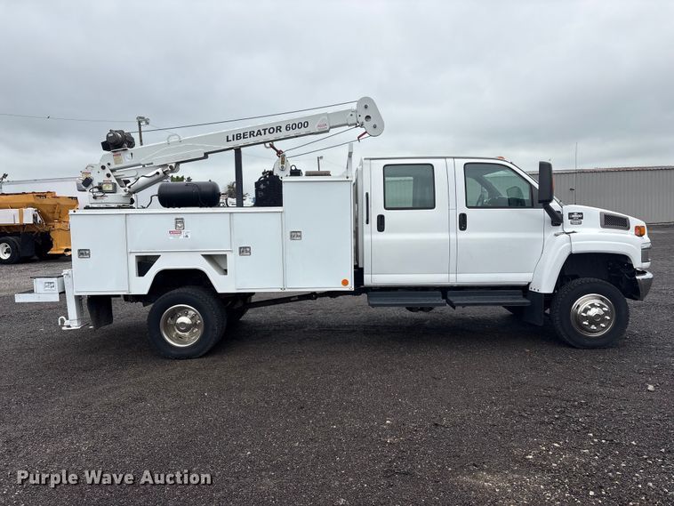 image for item EG8983 2009 Chevrolet C5500 Crew Cab utility / service truck