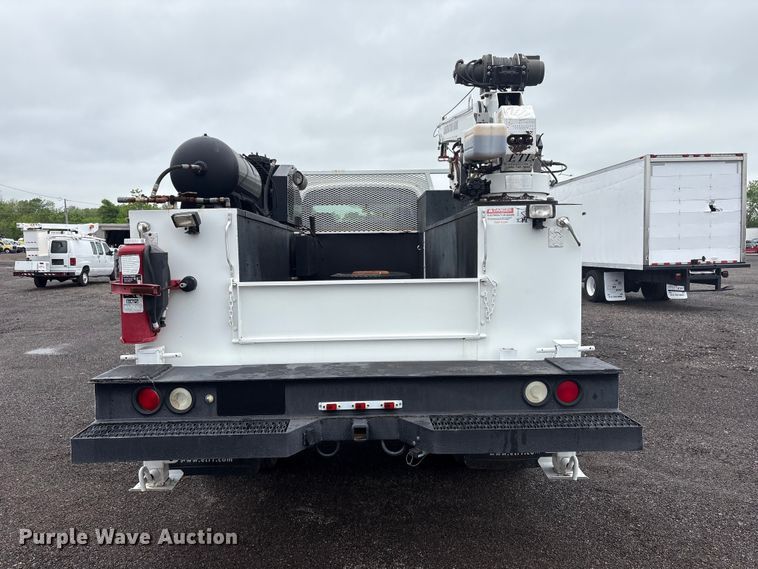 image for item EG8983 2009 Chevrolet C5500 Crew Cab utility / service truck
