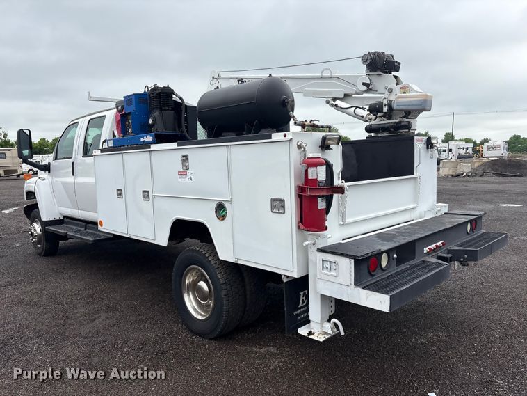 image for item EG8983 2009 Chevrolet C5500 Crew Cab utility / service truck