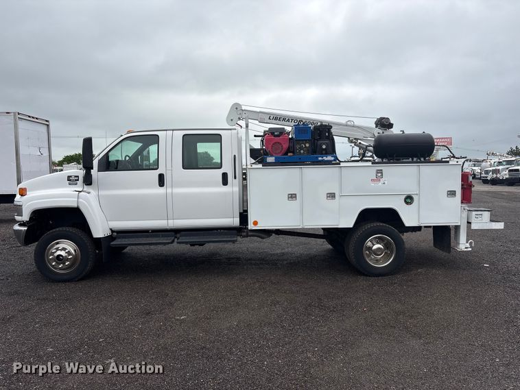 image for item EG8983 2009 Chevrolet C5500 Crew Cab utility / service truck