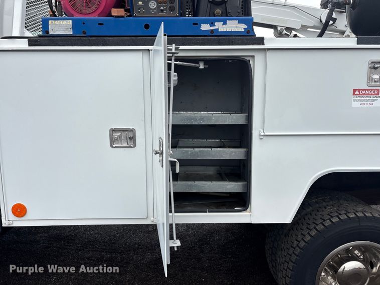 image for item EG8983 2009 Chevrolet C5500 Crew Cab utility / service truck