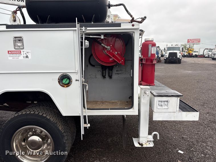 image for item EG8983 2009 Chevrolet C5500 Crew Cab utility / service truck