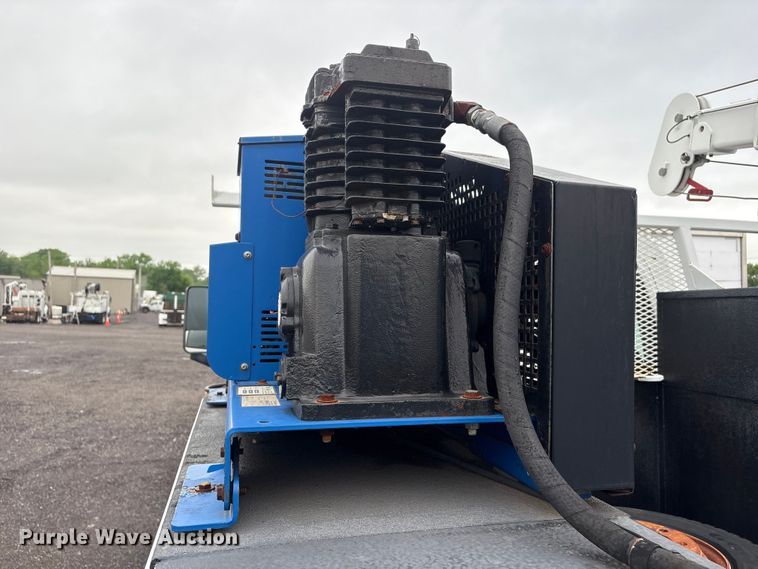 image for item EG8983 2009 Chevrolet C5500 Crew Cab utility / service truck