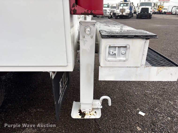 image for item EG8983 2009 Chevrolet C5500 Crew Cab utility / service truck