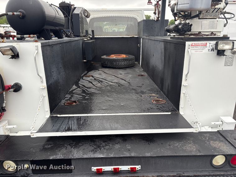 image for item EG8983 2009 Chevrolet C5500 Crew Cab utility / service truck