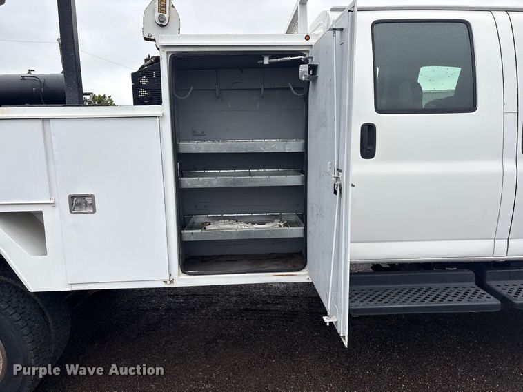 image for item EG8983 2009 Chevrolet C5500 Crew Cab utility / service truck