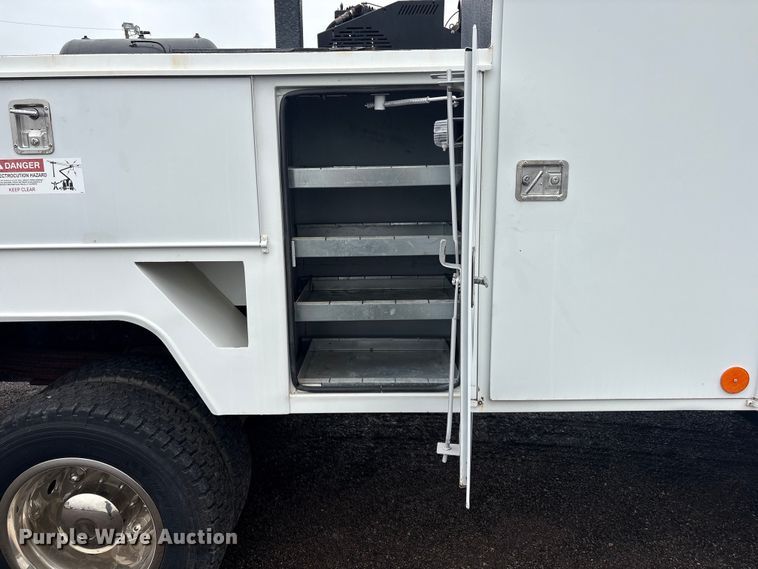 image for item EG8983 2009 Chevrolet C5500 Crew Cab utility / service truck