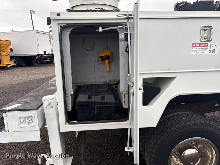 image for item EG8983 2009 Chevrolet C5500 Crew Cab utility / service truck