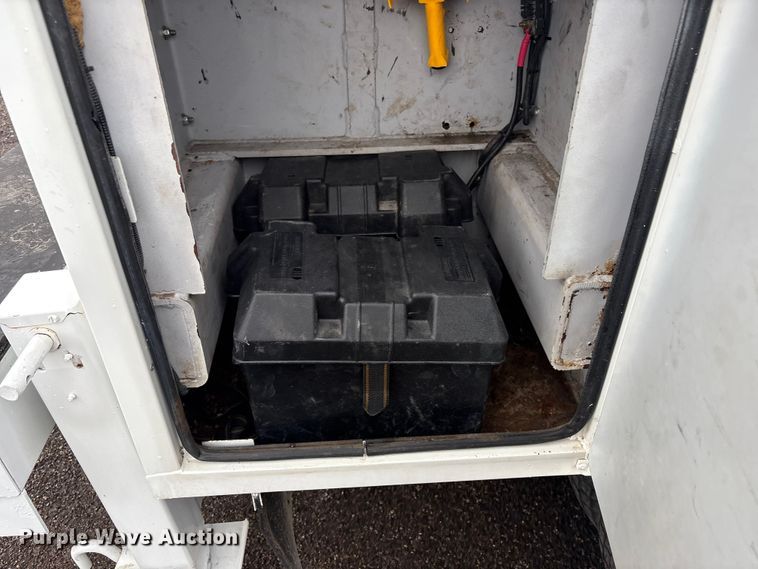 image for item EG8983 2009 Chevrolet C5500 Crew Cab utility / service truck