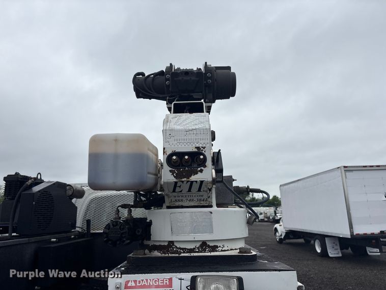 image for item EG8983 2009 Chevrolet C5500 Crew Cab utility / service truck