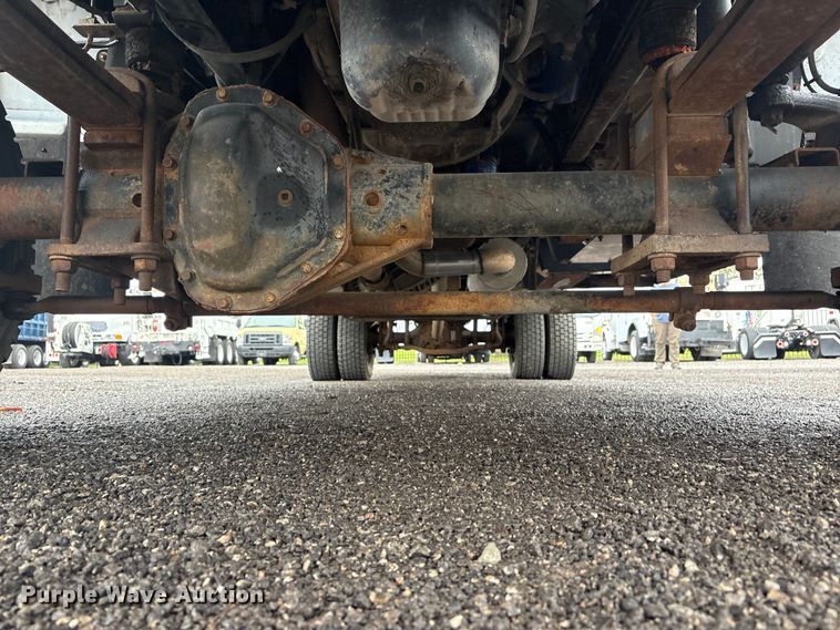 image for item EG8983 2009 Chevrolet C5500 Crew Cab utility / service truck