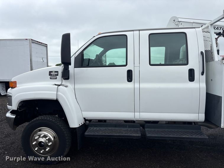 image for item EG8983 2009 Chevrolet C5500 Crew Cab utility / service truck