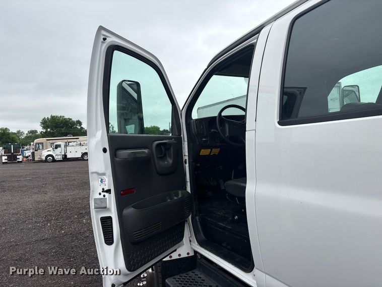 image for item EG8983 2009 Chevrolet C5500 Crew Cab utility / service truck