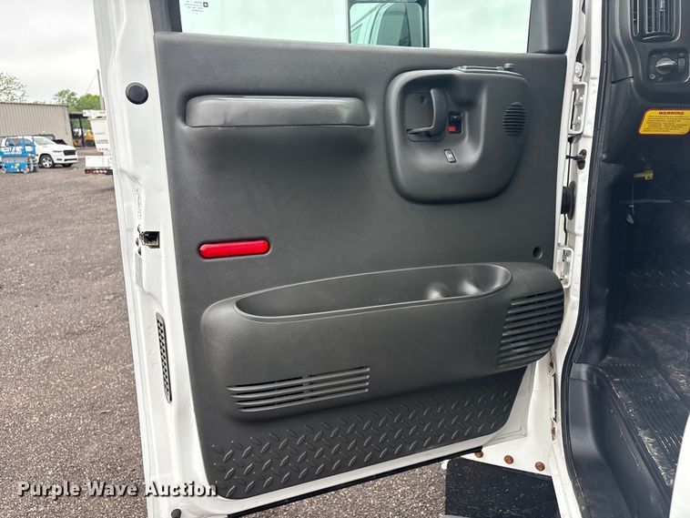 image for item EG8983 2009 Chevrolet C5500 Crew Cab utility / service truck