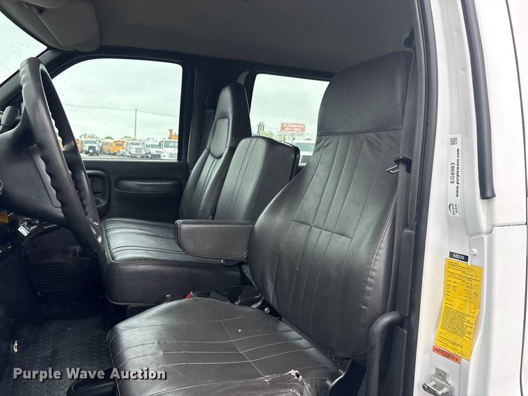 image for item EG8983 2009 Chevrolet C5500 Crew Cab utility / service truck