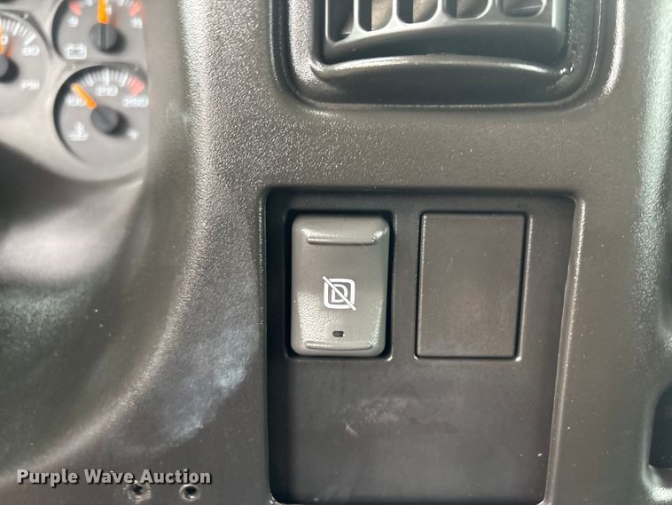 image for item EG8983 2009 Chevrolet C5500 Crew Cab utility / service truck