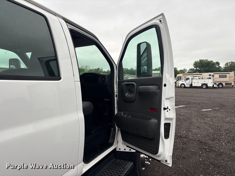 image for item EG8983 2009 Chevrolet C5500 Crew Cab utility / service truck