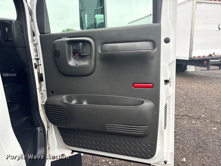 image for item EG8983 2009 Chevrolet C5500 Crew Cab utility / service truck