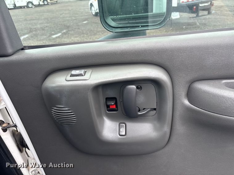 image for item EG8983 2009 Chevrolet C5500 Crew Cab utility / service truck